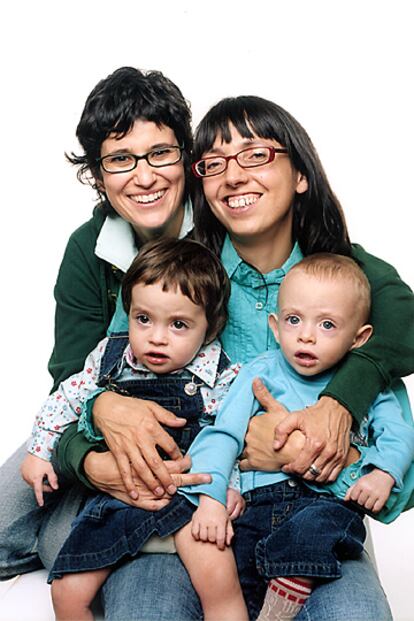 Julia Sevillano (diseñadora gráfica) y Esther Vidal (cocinera) conviven. Teo y Julia, mellizos, son hijos biológicos de Esther. Julia los adoptará tras su boda.