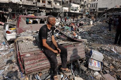 Un hombre observaba la destrucción tras los ataques israelíes contra el campamento de Al Shatee, en la ciudad de Gaza.