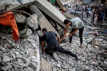 Palestinos inspeccionan un edificio bombardeado en el campo de refugiados de Al Shati, en Ciudad de Gaza, este martes.