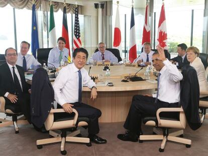 Los l&iacute;deres del G/ reunidos en Jap&oacute;n: el presidente franc&eacute;s, Francois Hollande, el primer ministro birt&aacute;nico, David Cameron; el primer ministro de Canad&aacute;, Justin Trudeau;  de Jap&oacute;n, Shinzo Abe; el presidente de la Comisi&oacute;n Europea, Jean-Claude Juncker; el presidente del Consejo Europeo, Donald Tusk, el presidente de EE UU, Barack Obama; el primer ministro italiano, Matteo Renzi y la canciller Angela Merkel