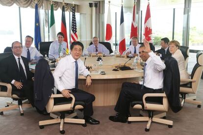 Los l&iacute;deres del G/ reunidos en Jap&oacute;n: el presidente franc&eacute;s, Francois Hollande, el primer ministro birt&aacute;nico, David Cameron; el primer ministro de Canad&aacute;, Justin Trudeau;  de Jap&oacute;n, Shinzo Abe; el presidente de la Comisi&oacute;n Europea, Jean-Claude Juncker; el presidente del Consejo Europeo, Donald Tusk, el presidente de EE UU, Barack Obama; el primer ministro italiano, Matteo Renzi y la canciller Angela Merkel