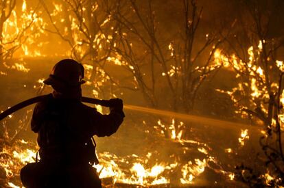 Bombero trabaja en las labores de extinción del incendio forestal de San Bernardino, California. 