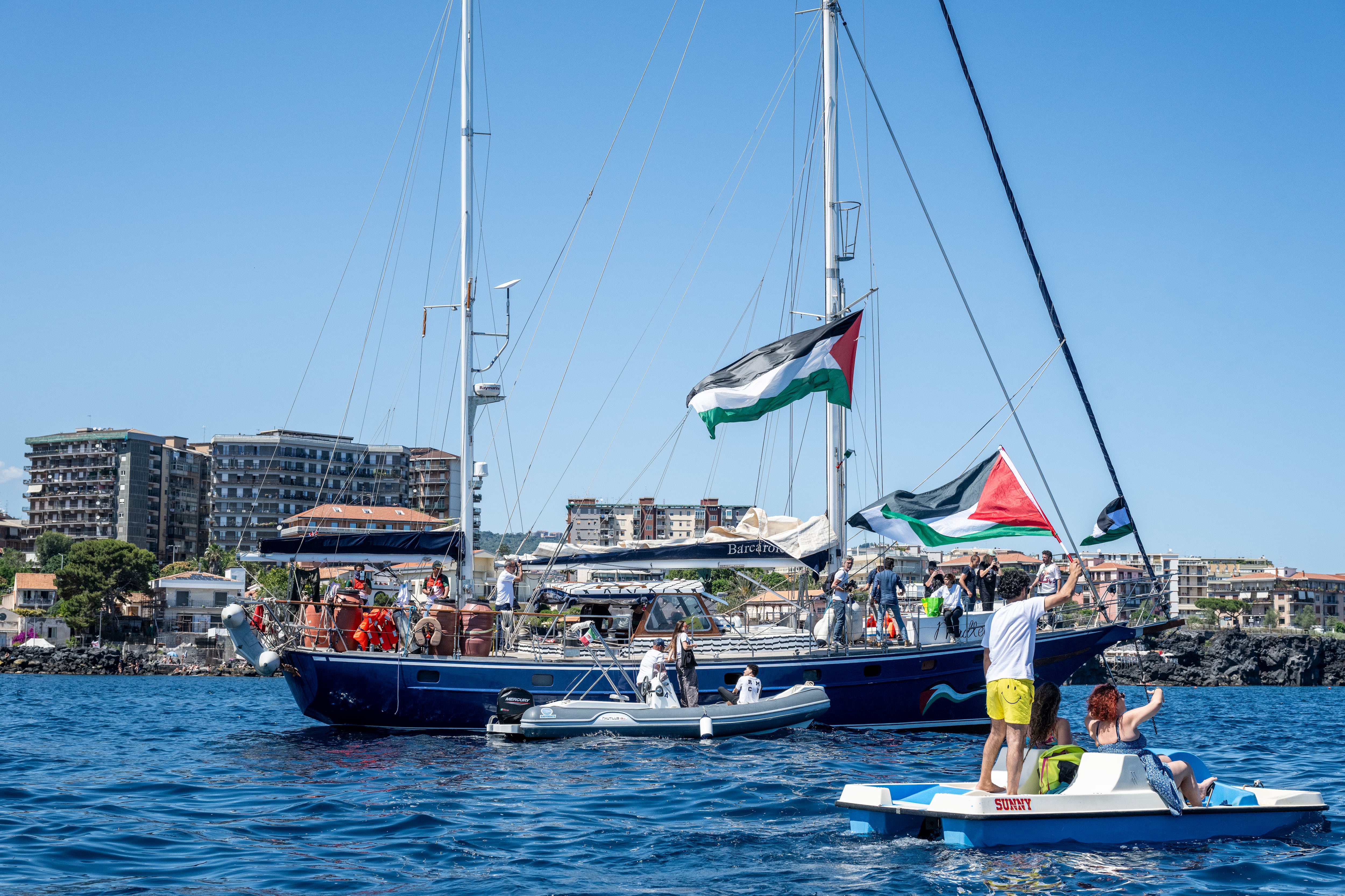 Drones en el cielo, un velero con ayuda humanitaria y un ejército al acecho: crónica visual del viaje de la Flotilla por la Libertad interceptada por Israel