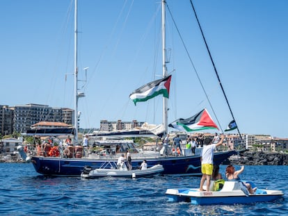 Un joven iza la bandera palestina desde un bote a pedales, justo antes de la salida del Madleen, la embarcación de la Flotilla de la Libertad, el 1 de junio de 2025 en Catania (Italia). Greta Thunberg viajó a bordo para intentar romper el bloqueo israelí sobre Gaza.