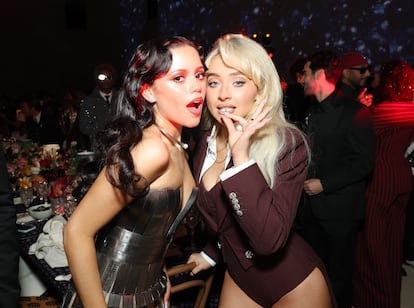 Dos de las personalidades más reconocidas entre la generación Z, la actriz Jenna Ortega y la cantante Sabrina Carpenter, posan juntas en la gala del Met de Nueva York. Ambas participaron en el videoclip 'Taste' de Carpenter que referencia a películas clásicas de terror.