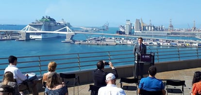 El director de MSC Cruceros en España, Fernando Pacheco, frente al primer crucero que llega a Barcelona desde el inicio de la pandemia
 