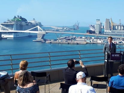 El director de MSC Cruceros en España, Fernando Pacheco, frente al primer crucero que llega a Barcelona desde el inicio de la pandemia
 