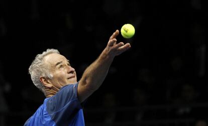 El tenistas estadounidense John McEnroe sirve la pelota a su compatroita Ivan Lendl, durante el partido amistos de tenis celebrado en Hong Kong.