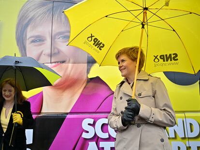 La ministra principal de Escocia y candidata del SNP, Nicola Sturgeon, el lunes en la localidad de Dumfries.