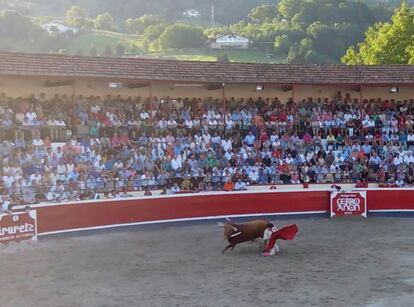 Javier Castaño toreando al cuarto toro, premiado con la vuelta al ruedo.