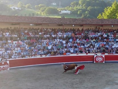 Javier Castaño toreando al cuarto toro, premiado con la vuelta al ruedo.