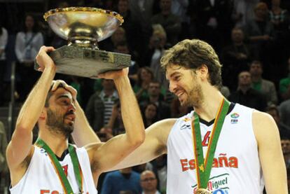 Navarro levanta el trofeo de campeón del Europeo de baloncesto junto a Pau Gasol.