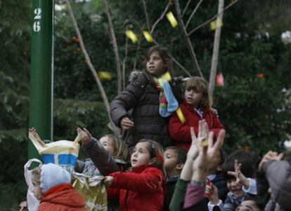 Niños atrapando caramelos, ayer en la cabalgata de los Reyes Magos de Sevilla.