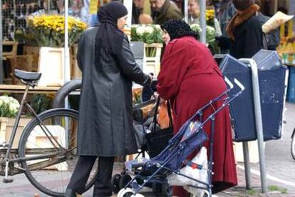 Dos mujeres musulmanas conversan en un mercado de Amsterdam.