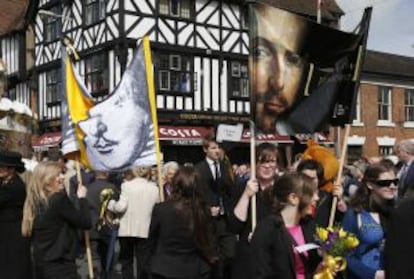 Ambiente en las calles de Startford-upon-Avon durante la celebración del 450 aniversario del nacimiento de William Shakespeare.