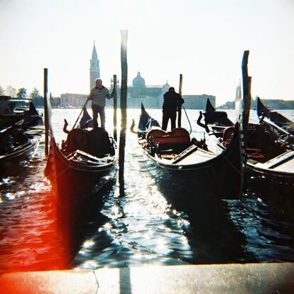 Góndolas en el embarcadero de la plaza de San Marcos de Venecia (Italia), con la basílica de San Giorgio, de Andrea Palladio, al fondo.