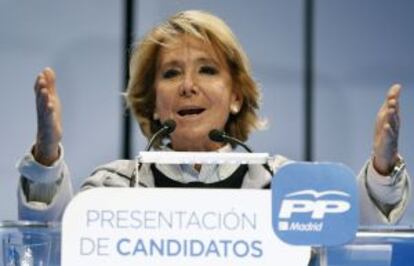 Esperanza Aguirre aprovecha un acto de presentación de candidatos para meterse en campaña electoral.
