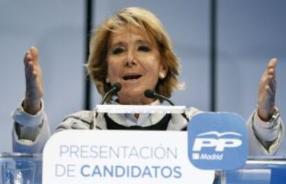 Esperanza Aguirre aprovecha un acto de presentaci&oacute;n de candidatos para meterse en campa&ntilde;a electoral. 