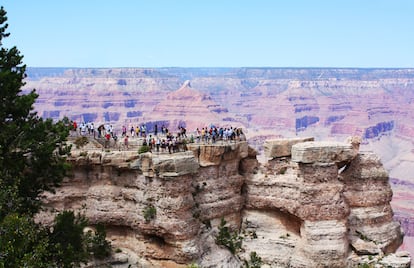 Tourists at one of the viewpoints of the Grand Canyon National Park, in Nevada (USA).