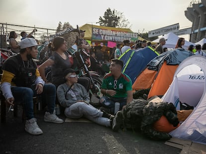 Jóvenes acamparon desde el miércoles hasta la espera a la entrada del concierto de Bad Bunny en la Ciudad de México el viernes 9 de diciembre de 2022.