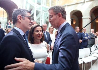 Los ministros Félix Bolaños y Margarita Robles saludan al líder del PP, Alberto Núñez Feijóo.