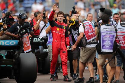 Leclerc saluda a los espectadores tras lograr la pole en Mónaco.