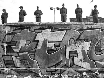 Pintada na cara ocidental do muro, vigiado por soldados orientais, em novembro de 1989.
