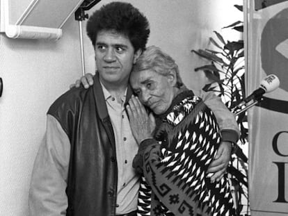 El director de cine Pedro Almod&oacute;var con la cantante durante un acto celebrado en la Cadena SER en el a&ntilde;o 1993