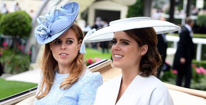 Las princesas Beatriz (izquierda) y Eugenia en las carreras de Ascot, el 19 de junio de 2018