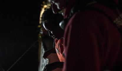 Imagen de un grupo de personas migrantes recién rescatadas de un bote a la deriva en el Mediterráneo por la ONG española Proactiva Open Arms el 18 de febrero de 2018.