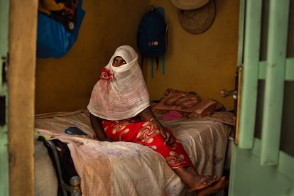 “Entraron y me golpearon en la cabeza con el arma, caí al suelo por el golpe y me violaron cinco soldados, uno por uno”. Tirhas Tadasse, fotografiada el pasado mayo, es de la ciudad de Adua (Tigray, norte de Etiopía), pero llevaba un tiempo llevando una vida tranquila en Legomiti, regentando su hotel, criando a tres hijos. Después del ataque de un grupo de militares eritreos, perdió su embarazo de tres meses y tuvo que abandonar su hogar. La guerra de Tigray, que duró dos años (de 2020 a 2022) es la más mortal del siglo, con 600.000 civiles muertos, según cálculos de la Unión Europea, de varios organismos internacionales y de algunos expertos.