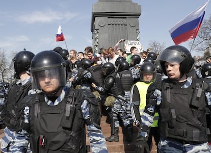 La policía rusa hace retroceder a los manifestantes durante una protesta contra el presidente ruso Vladimir Putin en Moscú.