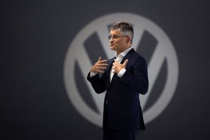 El presidente de Volkswagen en Estados Unidos, Michael Horn, en una imagen tomada el 21 de septiembre, un día antes de que admitiera que la compañía manipuló los sistemas de medición de gases contaminantes en sus coches. | <a href=http://economia.elpais.com/economia/2015/09/22/actualidad/1442917192_752977.html target=”blank”>IR A LA NOTICIA</a>