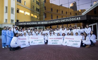 Un grupo de cient&iacute;ficos del Centro Nacional de Investigaciones Oncologicas protesta hace unos d&iacute;as contra los pr&oacute;ximos 60 despidos.