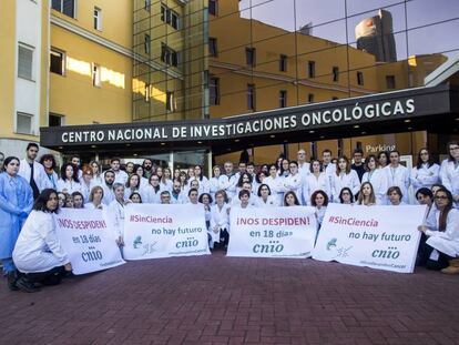Un grupo de cient&iacute;ficos del Centro Nacional de Investigaciones Oncologicas protesta hace unos d&iacute;as contra los pr&oacute;ximos 60 despidos.