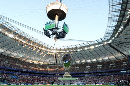 El trofeo de la Supercopa de Europa en el centro del Estadio Nacional de Varsovia.