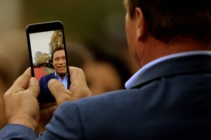 El exgobernador de California, Arnold Schwarzenegger (Styria, Austria, 1947), es retratado mientras se autorretrata en la alfombra roja. No es solo una gran fotografía: también tiene un gran poder como testimonio del aquí y el ahora. Ya no vemos el rostro de la estrella, sino la imagen de ella que nos devuelve la pantalla interna del móvil. Si esto no es un discurso sobre el siglo XXI, que baje Dios y lo vea.