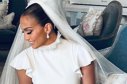 Jennifer Lopez, con uno de sus tres vestidos de novia, todos ellos firmados por Ralph Lauren.