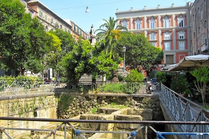 Uno de los mejores lugares para relajarse y tomar algo en Nápoles es esta plaza rodeada de bares con un toque histórico: las ruinas de las murallas griegas del siglo IV. Lugar de encuentro para los bohemios napolitanos, por las noches acoge a grupos de universitarios y mucho coqueteo. La plaza alberga también la sede de los mastiffs, grupo de seguidores del Nápoles, club de fútbol local, ubicada entre el disoluto Caffè Arabo y el literario Intra Moenia, una librería, café y editorial librepensadora idónea para comprar postales de estilo antiguo o tomar un prosecco y un tentempié.