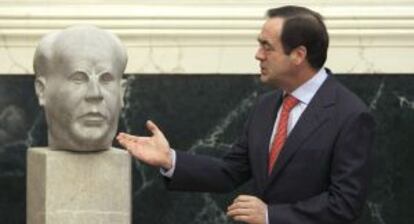 José Bono junto al busto del último presidente de la II República Manuel Azaña.