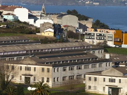 Instalaciones de la ya cerrada F&aacute;brica de Armas junto a la r&iacute;a de A Coru&ntilde;a.