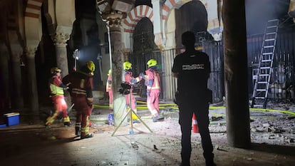 Operarios trabajan en el interior de una de las capillas afectadas por el fuego. El incendio se originó por causas que aún se desconocen en una capilla situada junto a la del Espíritu Santo.