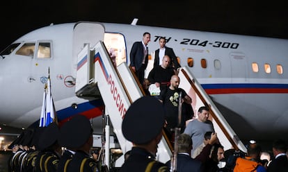 Varios presos liberados bajas de un avión en Moscú.