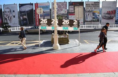 La alfombra roja del Festival Internacional de San Sebastián se ha camuflado hoy en el caldeado ambiente de huelga general convocado por los sindicatos nacionalistas, donde el cine ha sido el involuntario telón de fondo