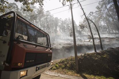 Incendio forestal en Miñotos (Porto do Son) ayer al mediodía.