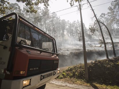 Incendio forestal en Miñotos (Porto do Son) ayer al mediodía.