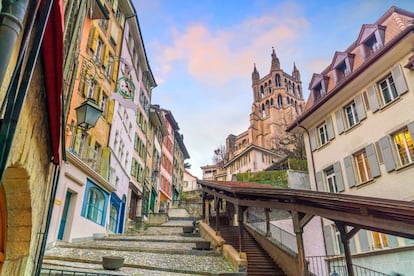 Una de las calles del centro medieval de Lausana, con la catedral de la ciudad suiza al fondo.