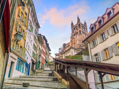 Una de las calles del centro medieval de Lausana, con la catedral de la ciudad suiza al fondo.