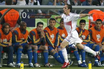 El francés Ribery celebra su gol ante el banquillo español en el partido de octavos del Mundial de Alemania.