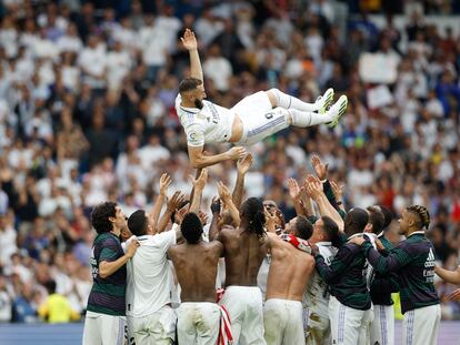 Benzema, manteado por sus compañeros el domingo en el Santiago Bernabéu.